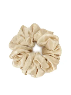 Beżowa gumka scrunchie w firmowy wzór
