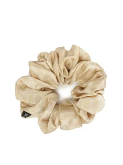 Beżowa gumka scrunchie w firmowy wzór