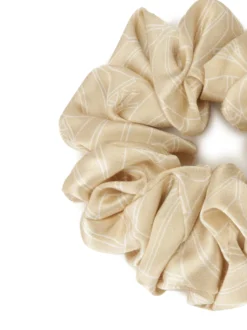 Beżowa gumka scrunchie w firmowy wzór