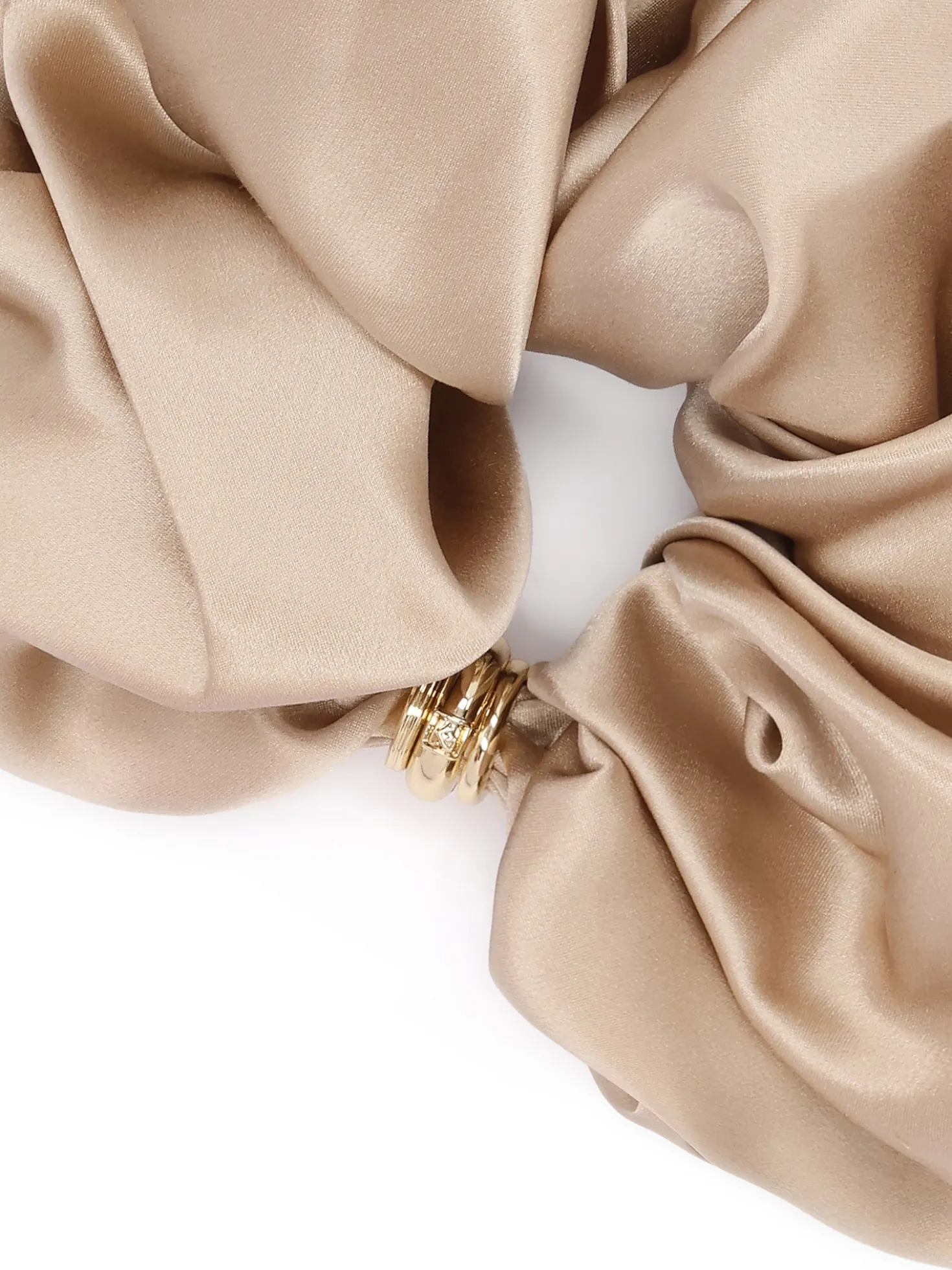 Beżowa scrunchie z biżuteryjnym akcentem