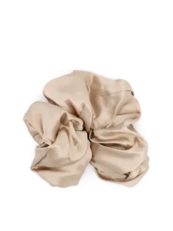 Beżowa scrunchie z biżuteryjnym akcentem