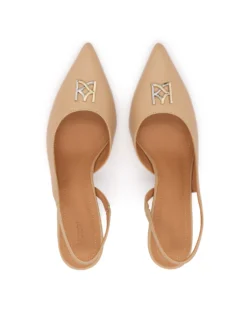 Beżowe czółenka slingback z dwukolorowym monogramem KAZAR