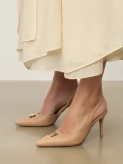 Beżowe czółenka slingback z dwukolorowym monogramem KAZAR