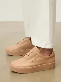 Beżowe sneakersy z krytym sznurowaniem i złotym akcentem
