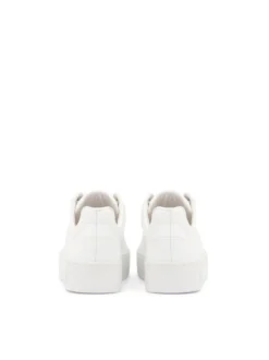 Białe minimalistyczne sneakersy na prostej podeszwie