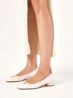Białe skórzane czółenka na niskim obcasie