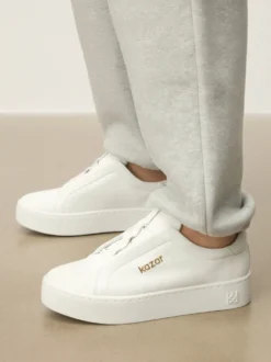 Białe skórzane sneakersy na prostej podeszwie
