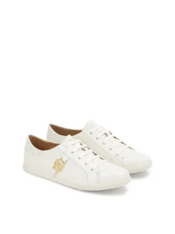 Białe skórzane sneakersy zdobione monogramem
