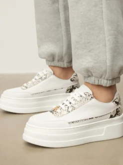 Białe skórzane sneakersy z wężowym motywem