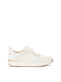 Białe sneakersy ozdobione monogramami KAZAR