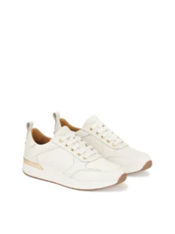 Białe sneakersy ozdobione monogramami KAZAR