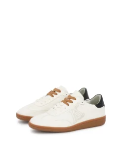 Białe sneakersy ze skóry naturalnej z czarnym zapiętkiem