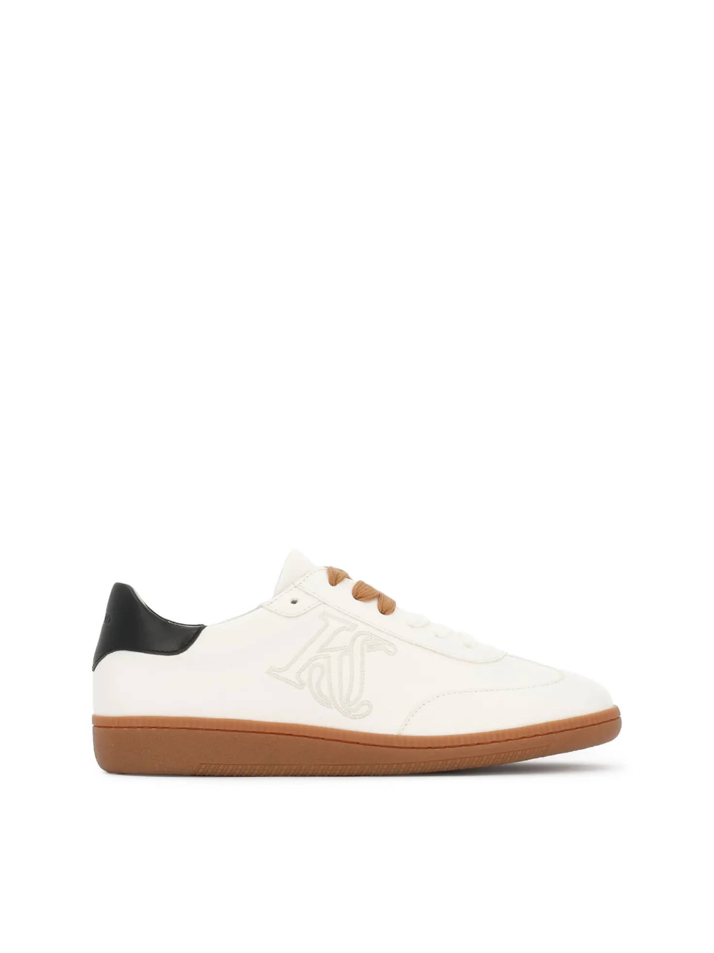 Białe sneakersy ze skóry naturalnej z czarnym zapiętkiem