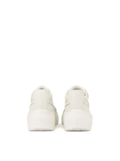 Białe sneakersy ze złotą lamówką