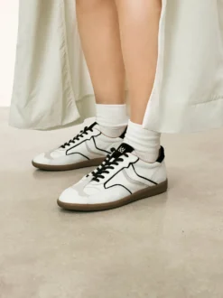 Biało-czarne sneakersy ze skóry z wzorem zamszowych wstawek