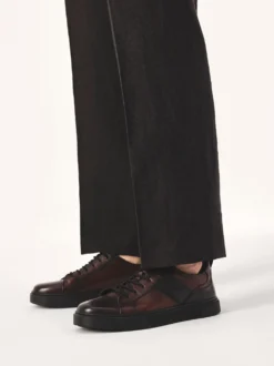 Bordowe sneakersy z perforowaną cholewką