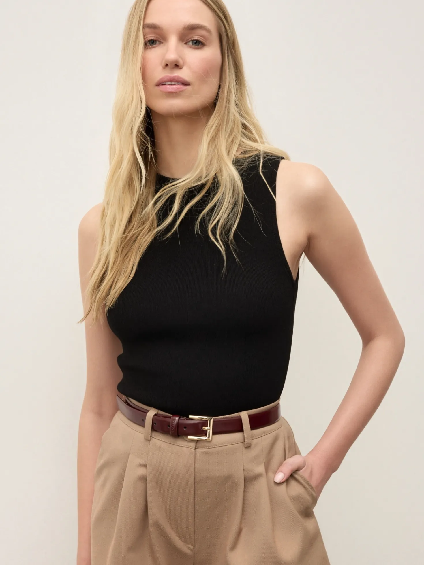 Bordowy pasek z naturalnej skóry z elegancką złotą klamrą