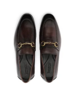 Brązowe loafersy męskie ze skórzaną cholewką i metalową ozdobą
