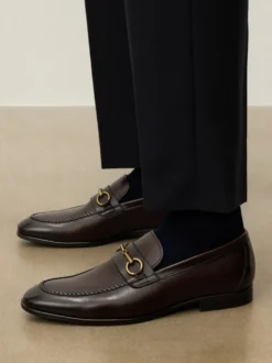 Brązowe loafersy męskie ze skórzaną cholewką i metalową ozdobą