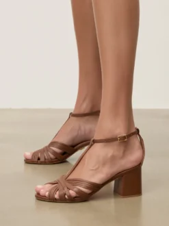 Brązowe sandały na szerokim obcasie
