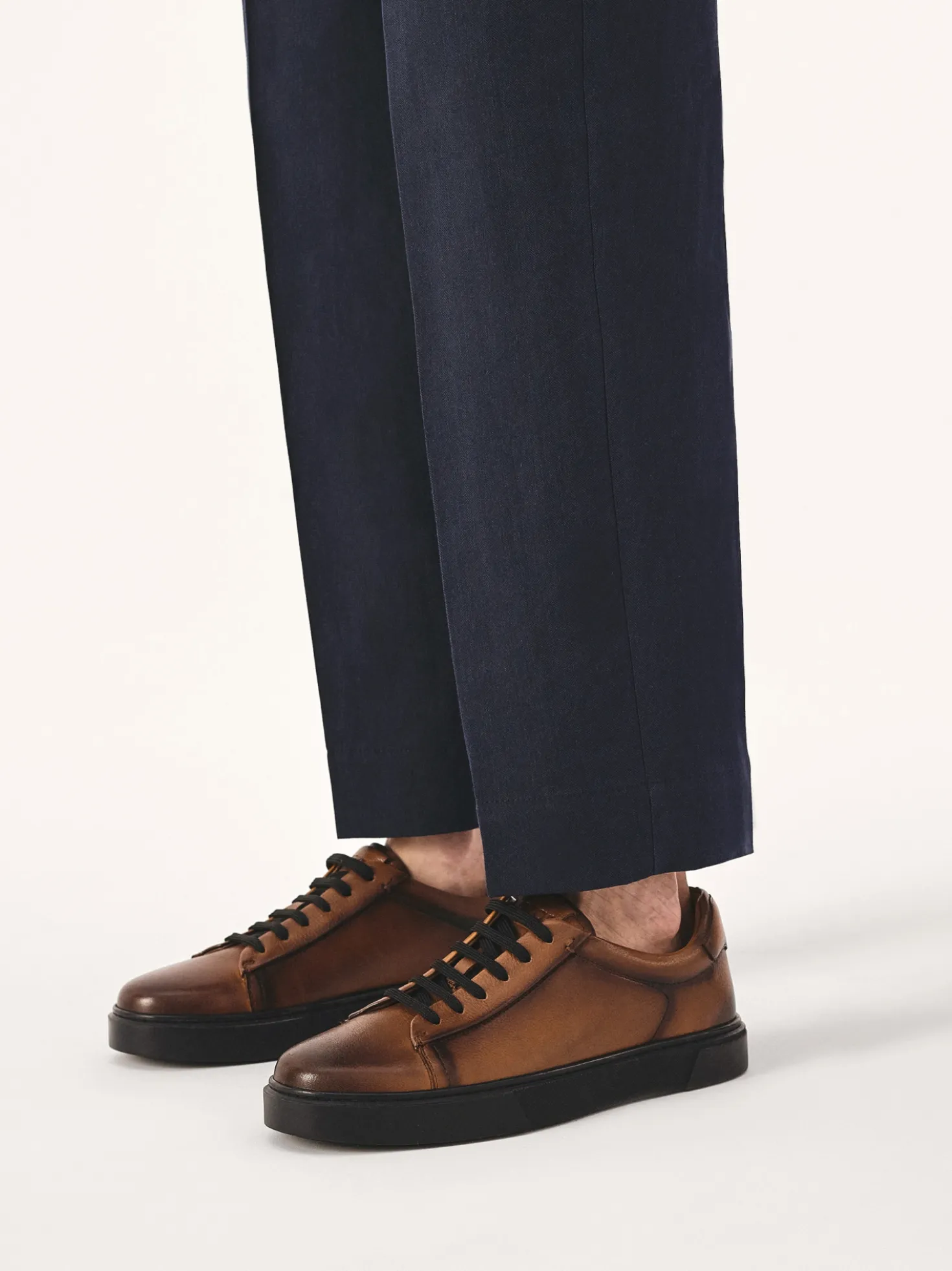 Brązowe sneakersy w stylu smart casual