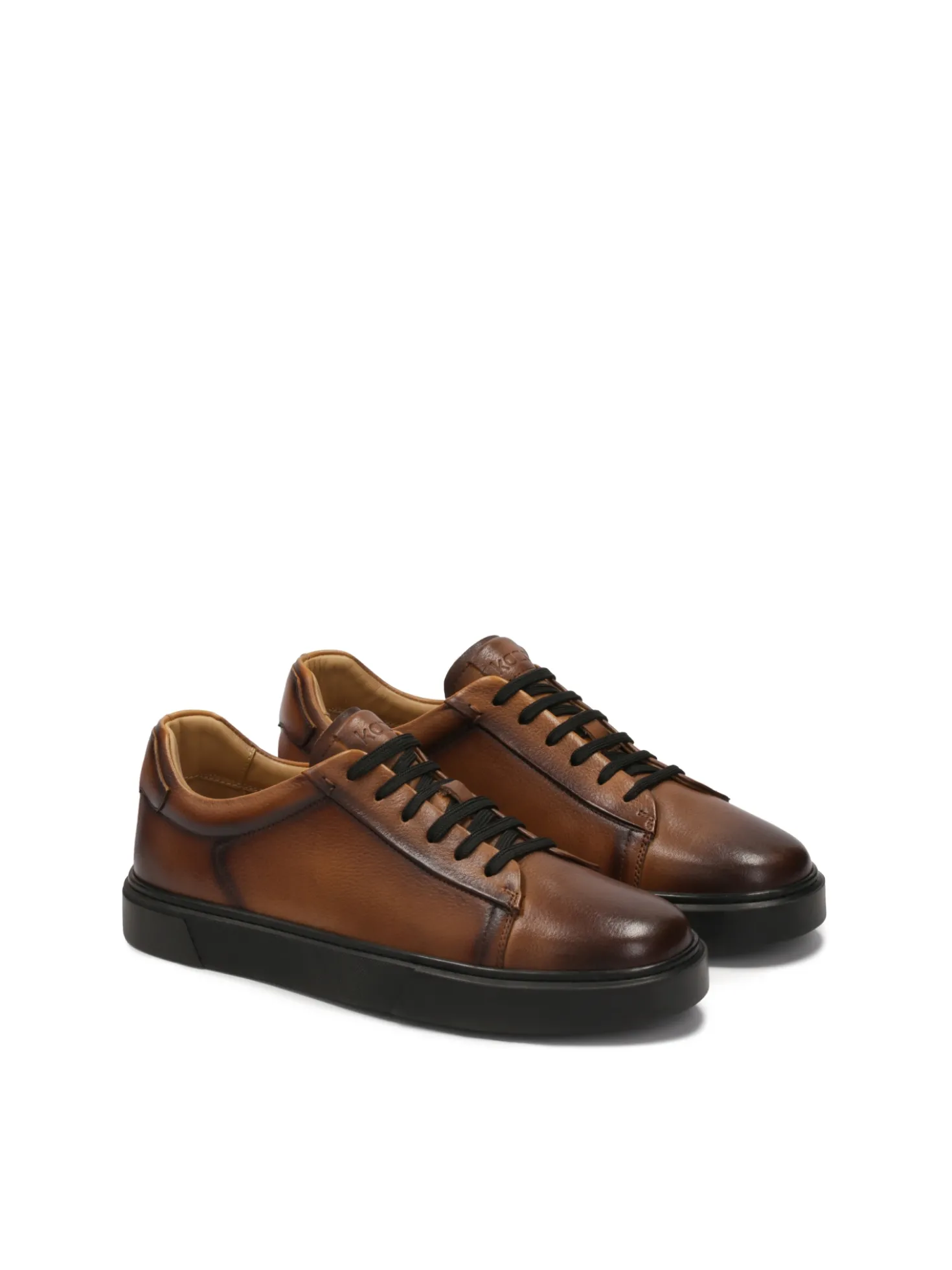Brązowe sneakersy w stylu smart casual