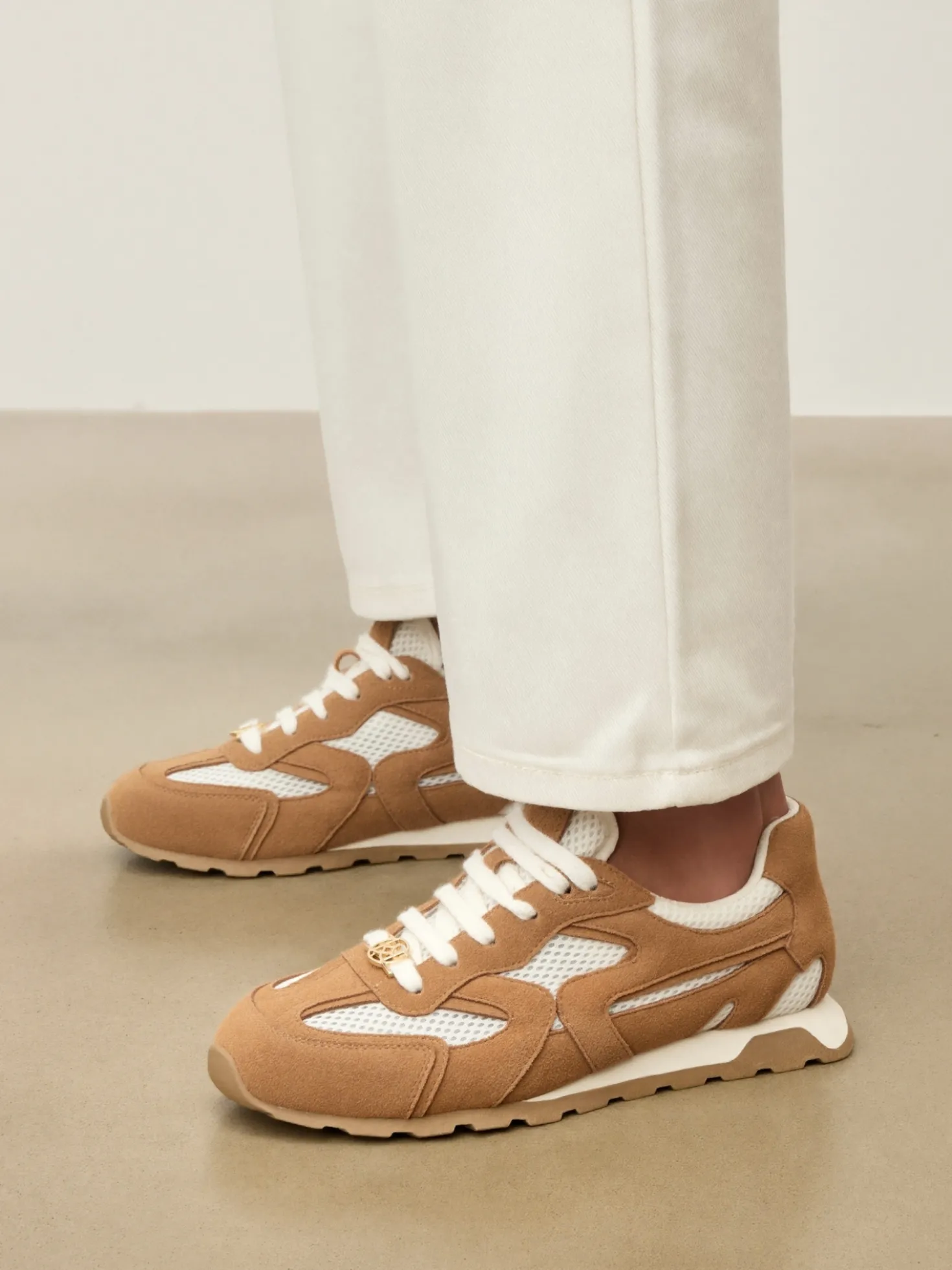 Brązowe sneakersy z zamszu i białej tkaniny z monogramem na sznurówkach