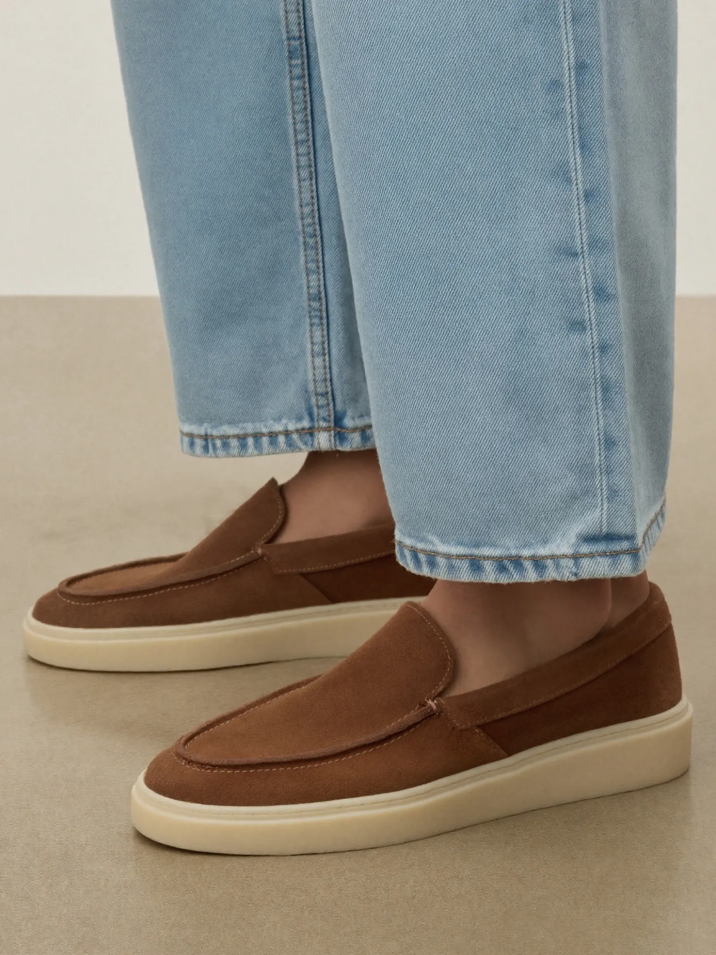 Brązowe zamszowe loafersy na podeszwie typu sneakers