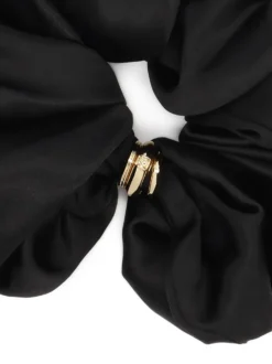 Czarna scrunchie z jedwabnej satyny ze złotą ozdobą