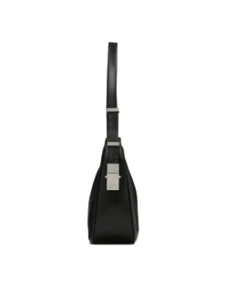 Czarna torebka baguette z monogramem