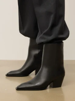 Czarne botki w stylu kowbojskim