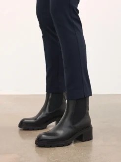 Czarne chelsea boots na szerokim obcasie