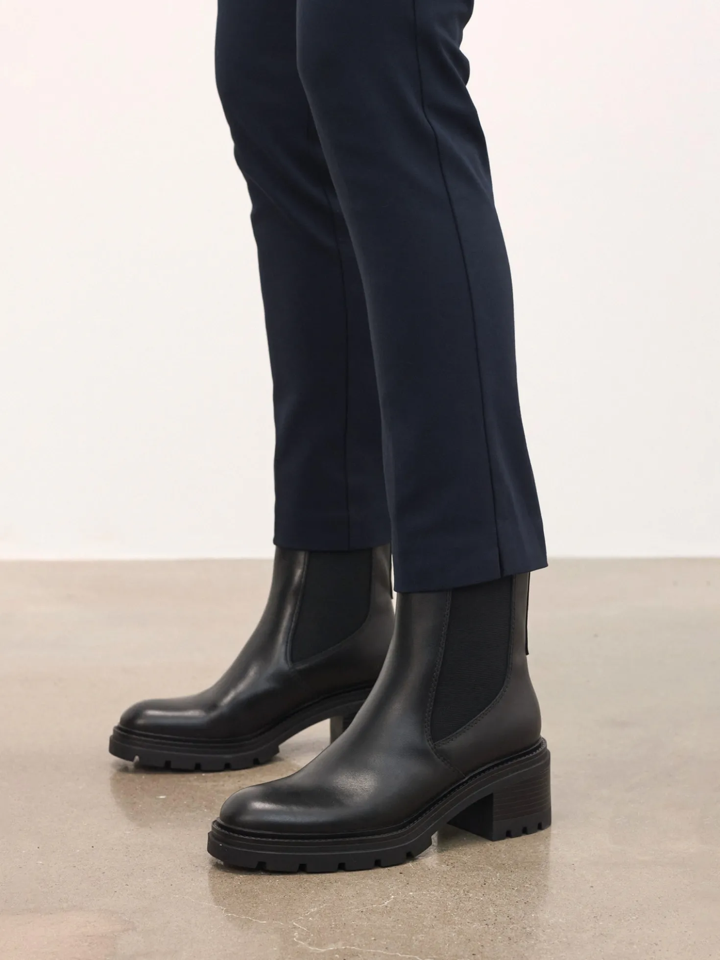 Czarne chelsea boots na szerokim obcasie