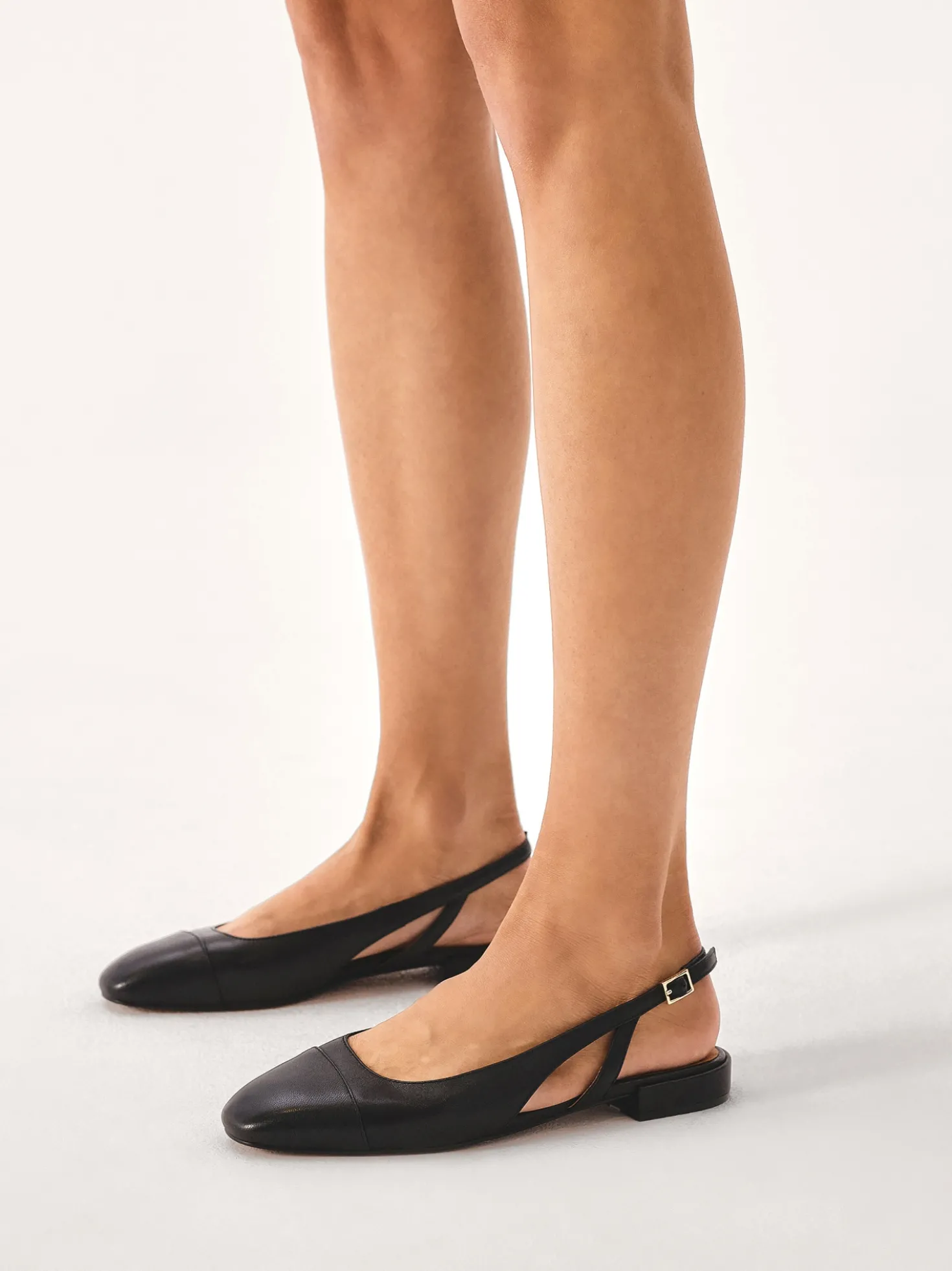 Czarne czółenka na płaskiej podeszwie z wyciętą cholewką