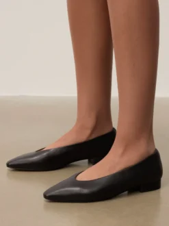 Czarne czółenka o minimalistycznej formie