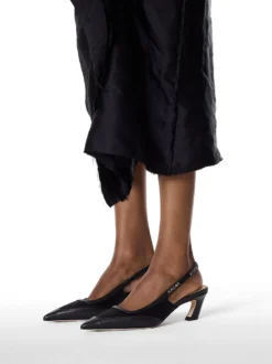 Czarne czółenka slingback na modnym obcasie