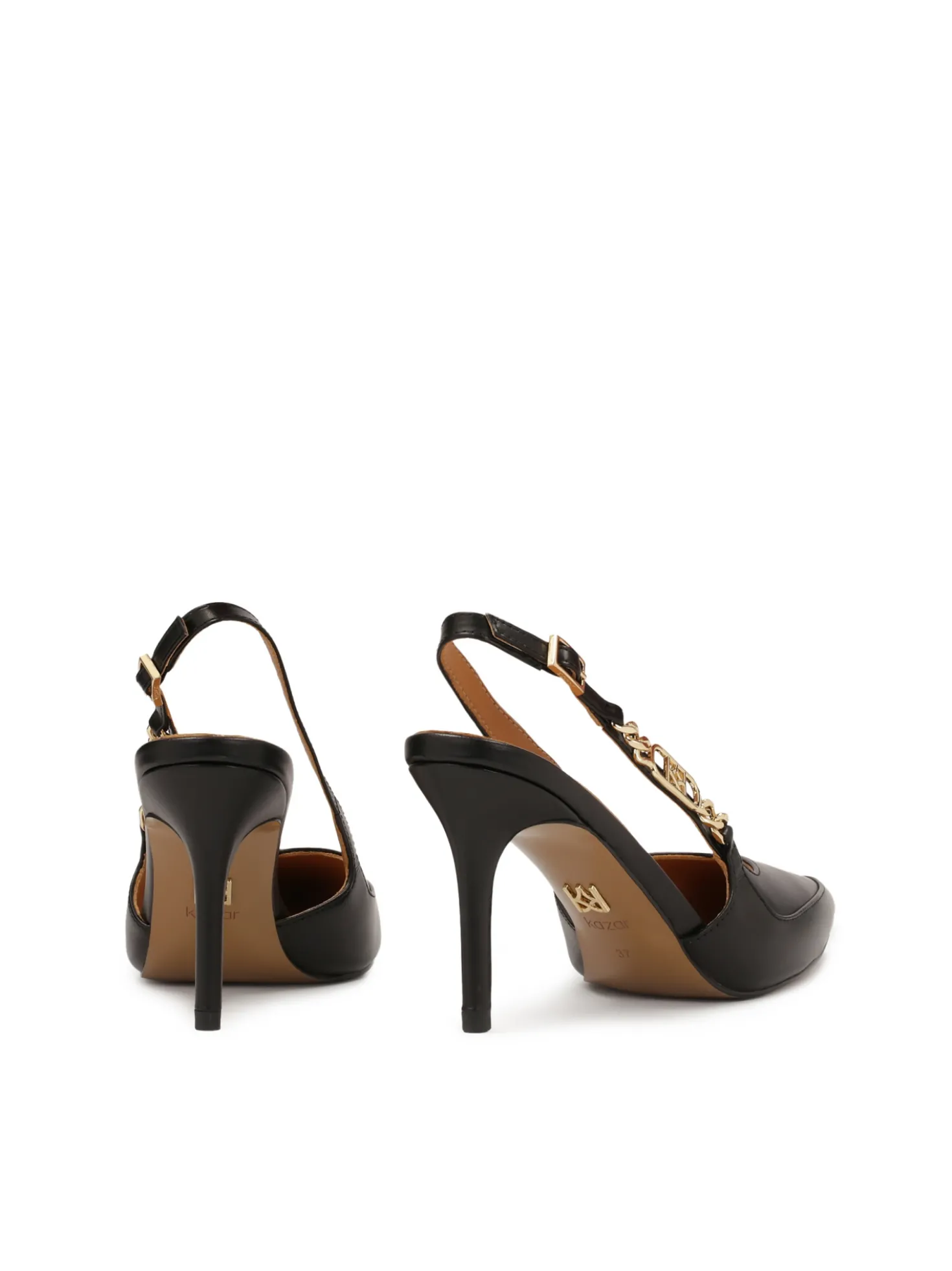 Czarne czółenka slingback z metalowym monogramem