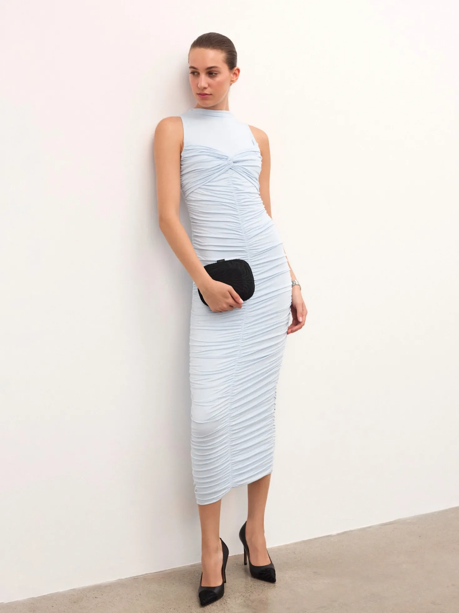 Czarne czółenka z noskami ozdobionymi włosiem