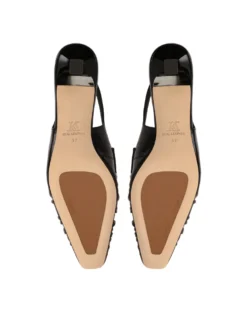 Czarne czółenka z otwartą piętą na obcasie typu slingback