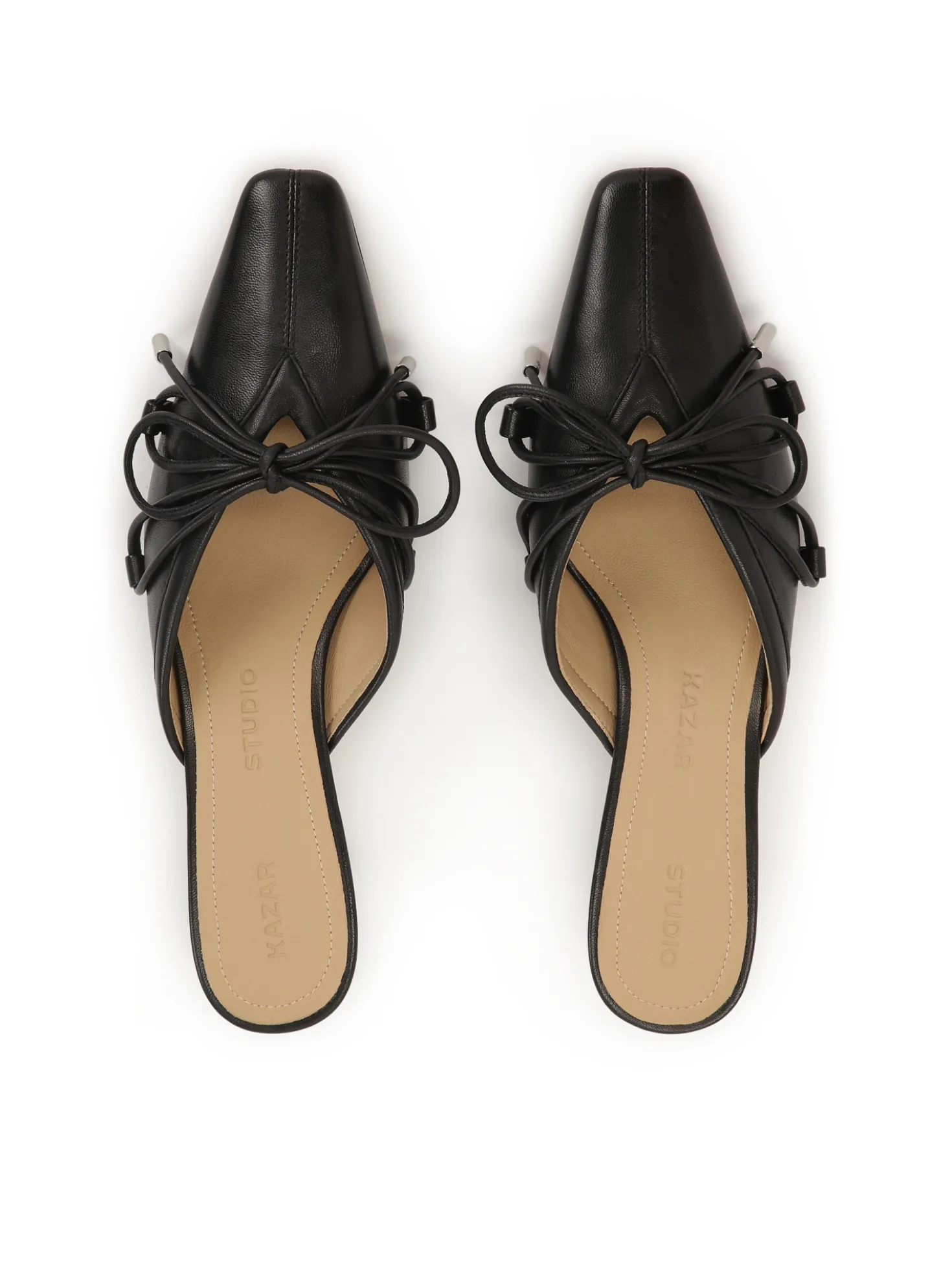 Czarne klapki na obcasie z zabudowanym przodem i kokardką
