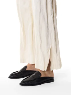 Czarne klapki w stylu loafersów