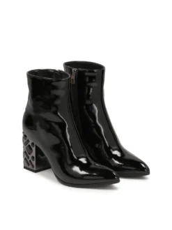 Czarne lakierowane botki z metalowym obcasem ozdobionym kryształkami