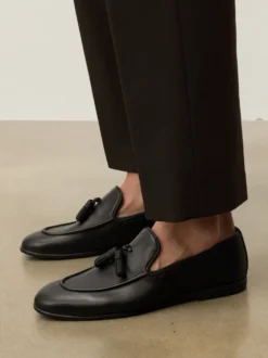 Czarne loafersy skórzane z chwostami w klasycznym stylu