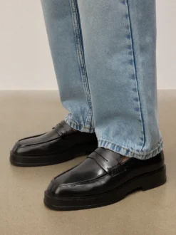 Czarne loafersy slip-on na wyższej podeszwie
