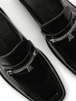 Czarne loafersy z biżuteryjną ozdobą