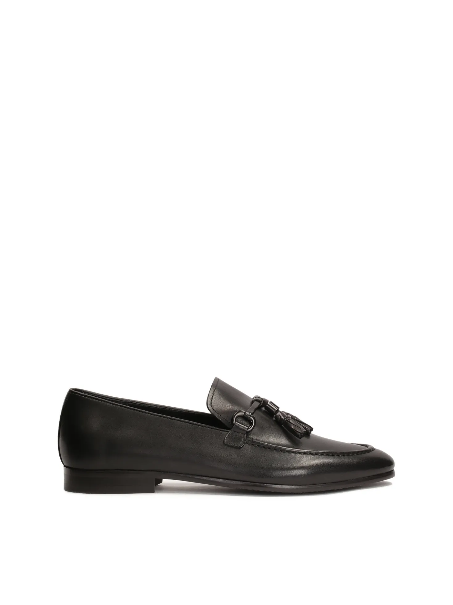 Czarne loafersy z frędzlem