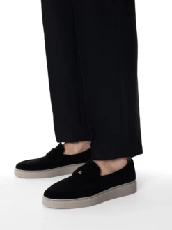 Czarne loafersy z logo osadzone na podeszwie typu sneakers