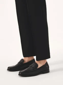 Czarne loafersy z metalową ozdobą