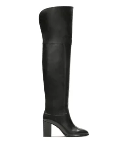 Czarne muszkieterki na słupku