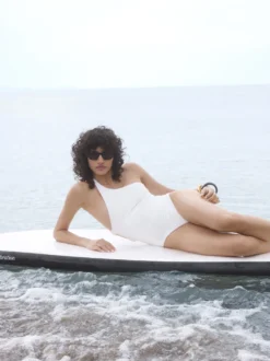 Czarne okulary przeciwsłoneczne z wyrazistą ramką